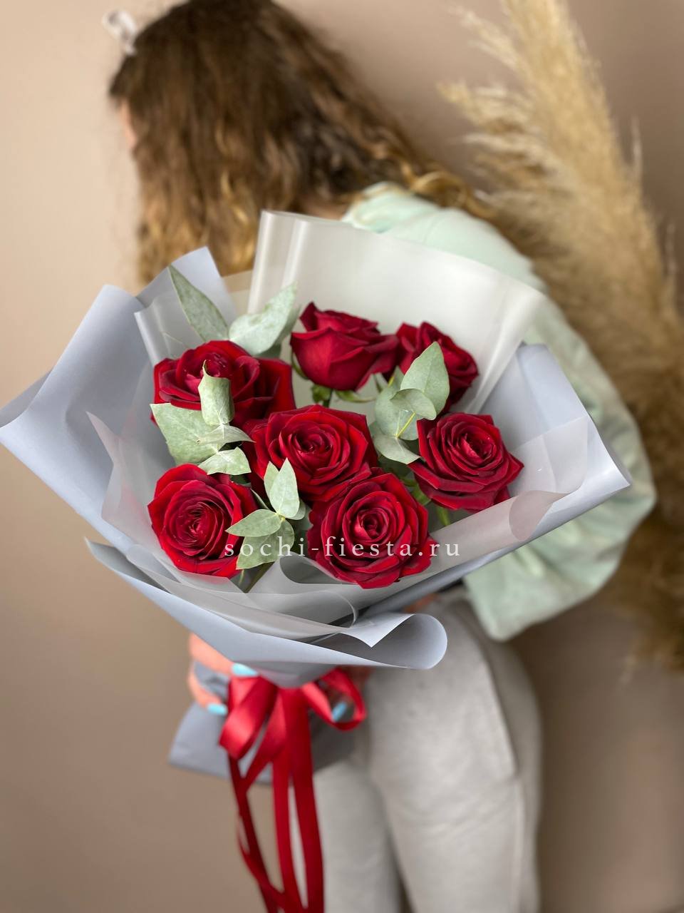 весенняя витрина флористической студии в Кургане с тюльпанами и ранункулюсами