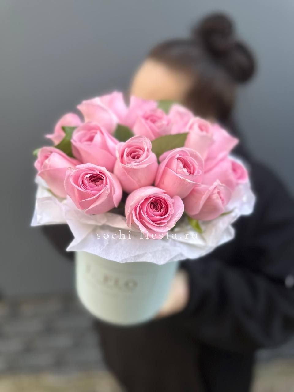 шляпная коробка с розами и хризантемами для студии флористики в Кургане