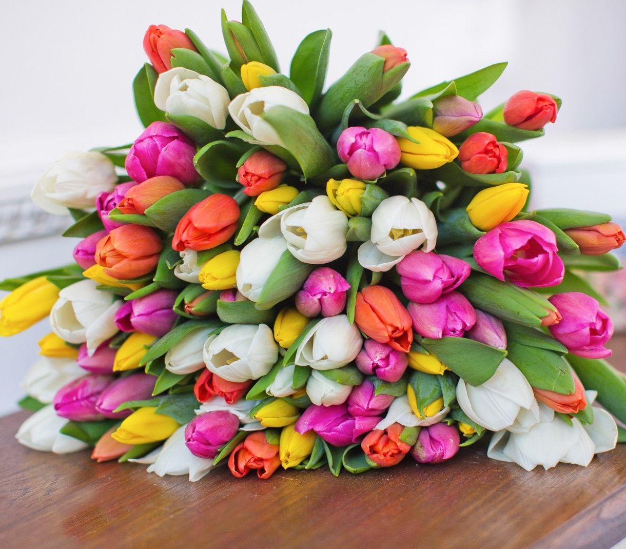 корпоративная композиция с розами и хризантемами для офиса в Кургане