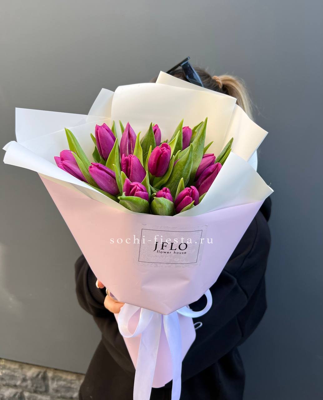 видовой каталог с розами и пионами в студии флористики в Кургане