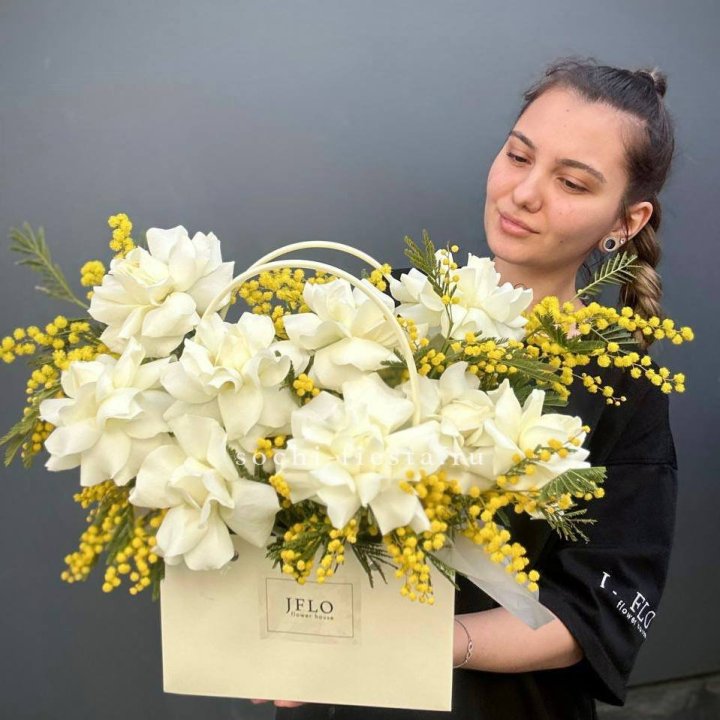 Французские Розы и мимоза  в сумочке  в Кургане