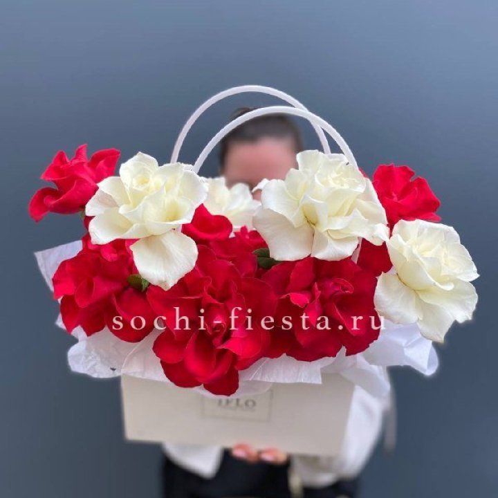 Сумочка  красных и белых роз в Кургане
