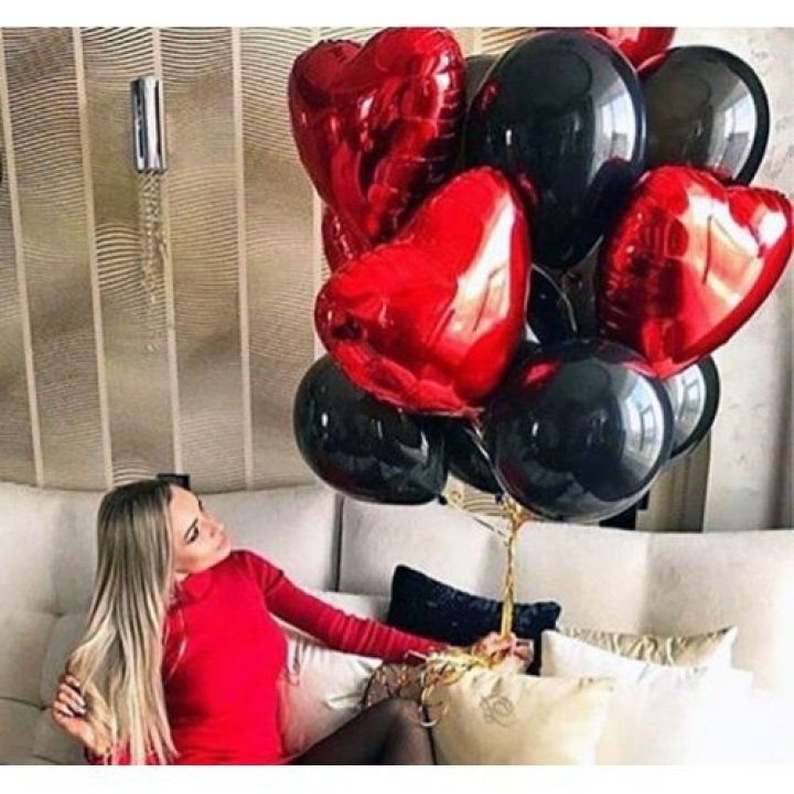 Фонтан из красных сердец с чёрными шарами  в Кургане