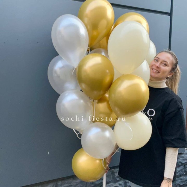 Облако шаров из белого и золотого оттенков в Кургане