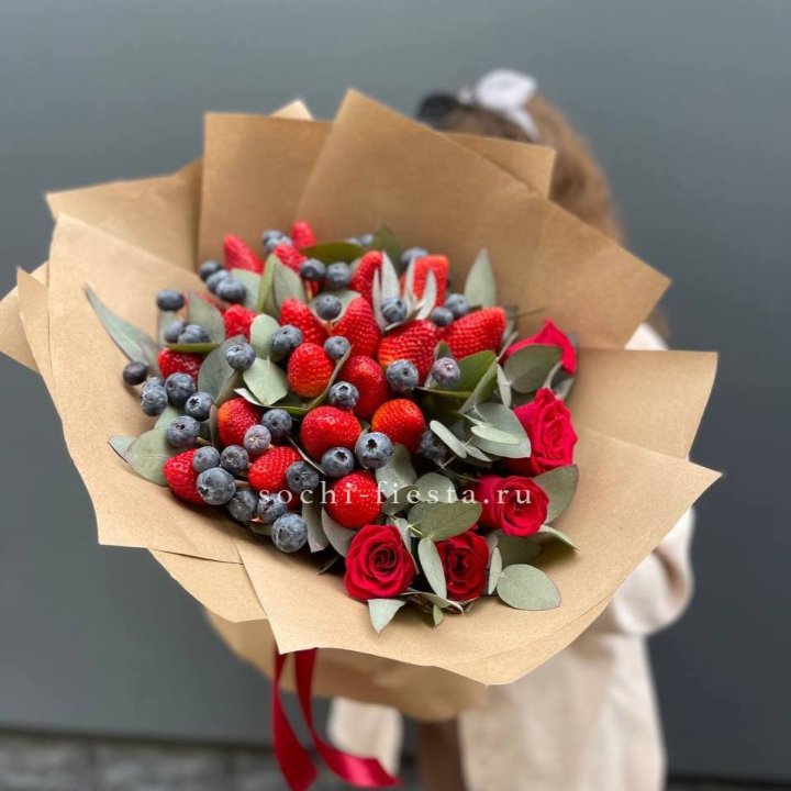 Клубника и голубика с цветами в Кургане