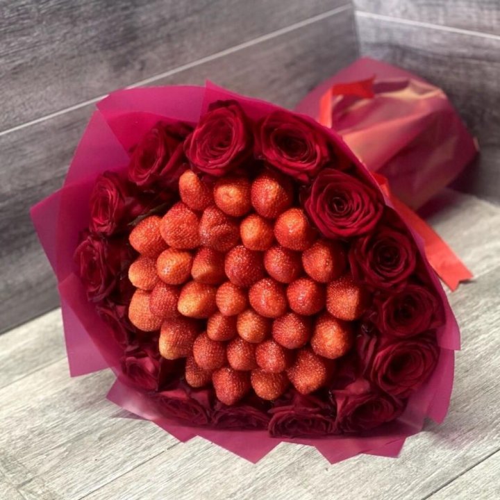 Клубничный букет с розами в Кургане
