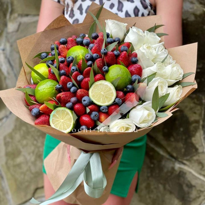 Ягодно-цитрусовый букет с розами в Кургане