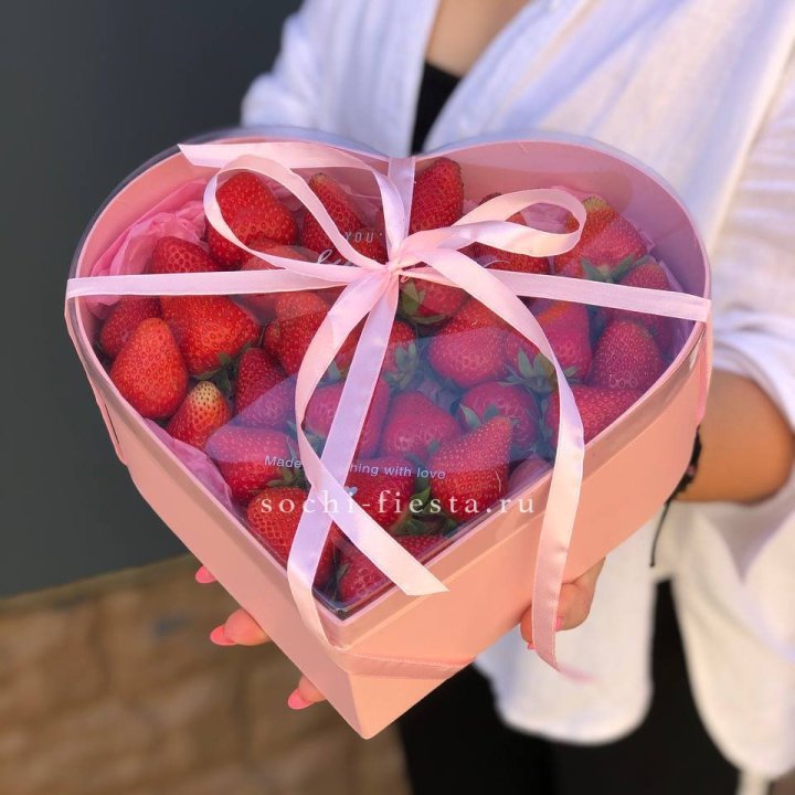 Коробочка сердце  с клубникой в Кургане