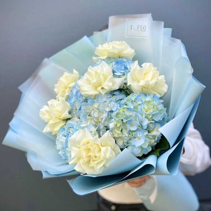  Букет из голубых гортензий и роз  в Кургане