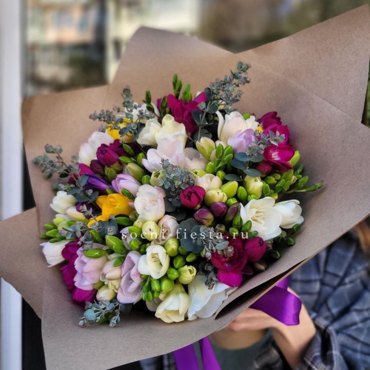 Букет фрезий "Радуга" в Кургане