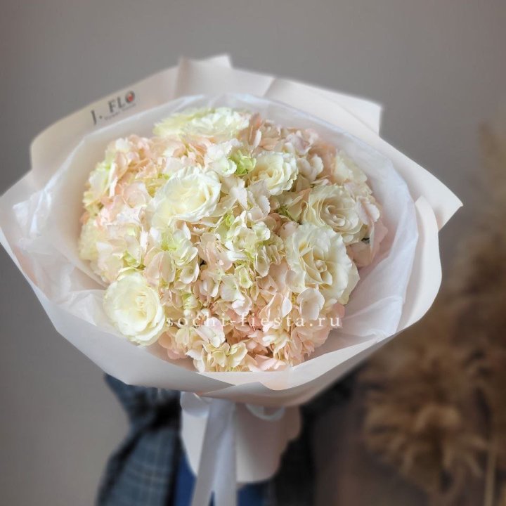  Букет гортензии и роз  в Кургане