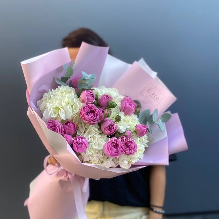 Букет белых гортензий и пионовидных роз  в Кургане