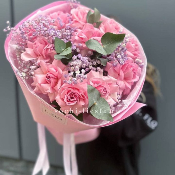 Розовые французские розы с гипсофилой в Кургане