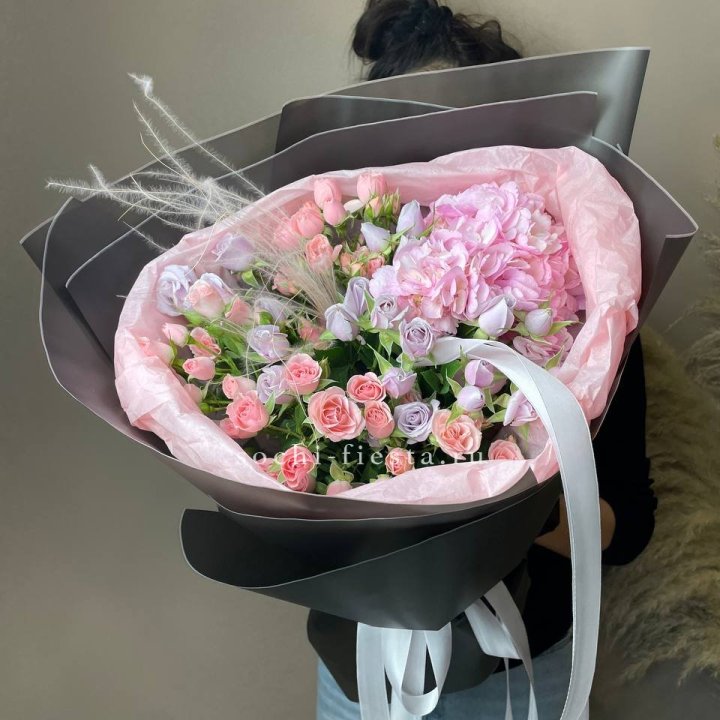  Букет гортензии и роз "Саперави" в Кургане