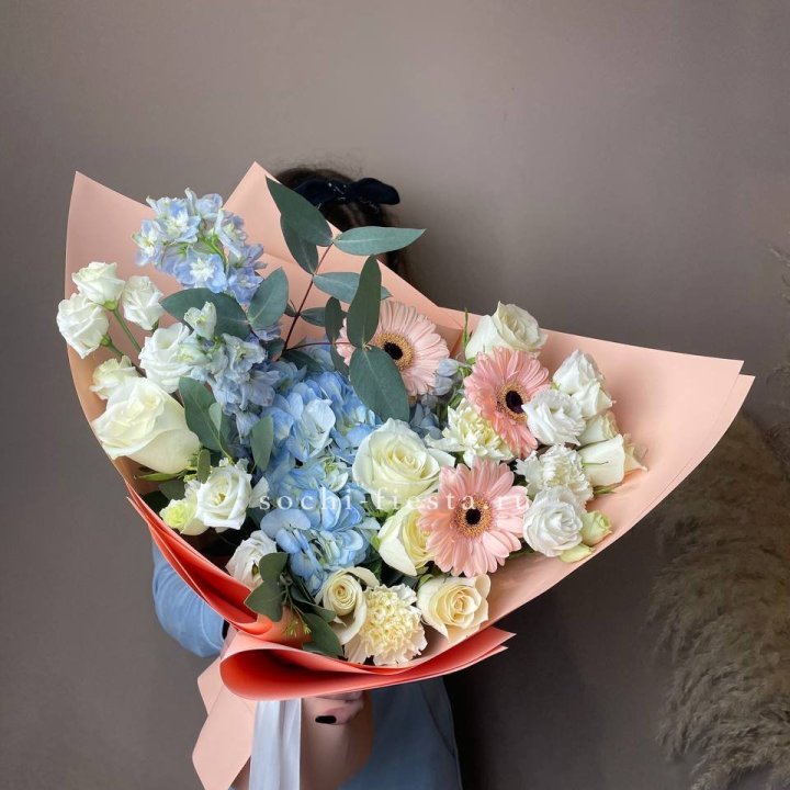  Букет гортензии и роз "Валенсия" в Кургане