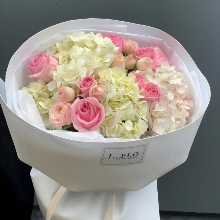  Букет гортензии и роз  "Тиамо" в Кургане