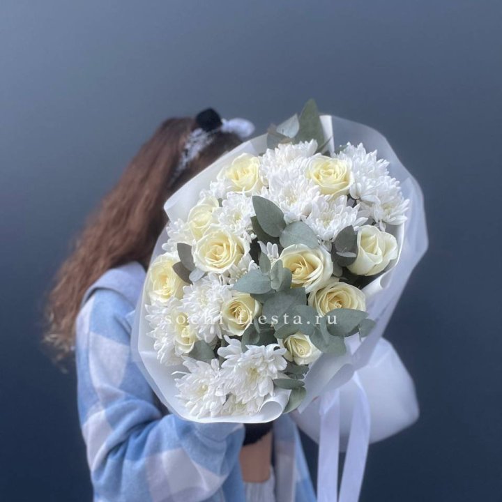  Букет белых роз с хризантемой  в Кургане
