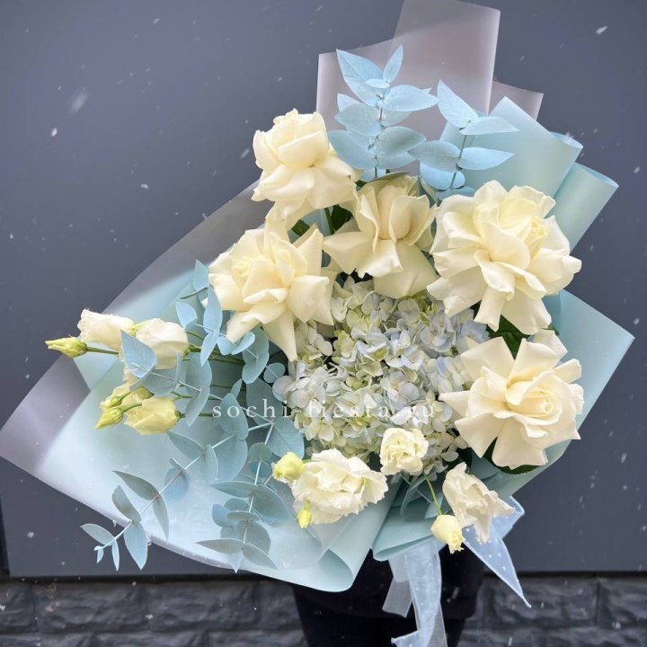 Букет с гортензией и белыми французскими розами в Кургане