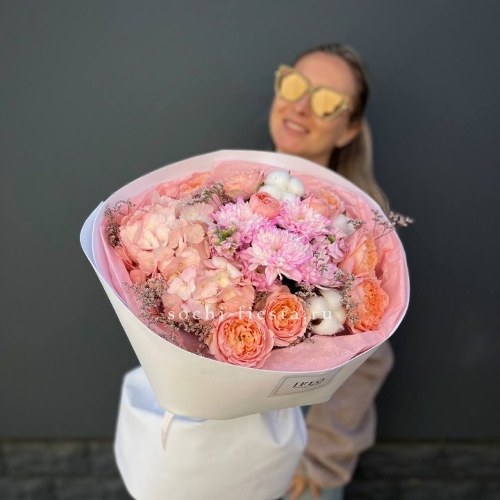 Букет гортензии и кустовых роз  в Кургане