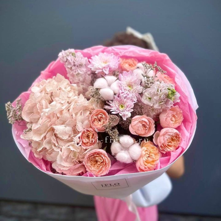 Букет гортензии и кустовых роз "Абрассо" в Кургане