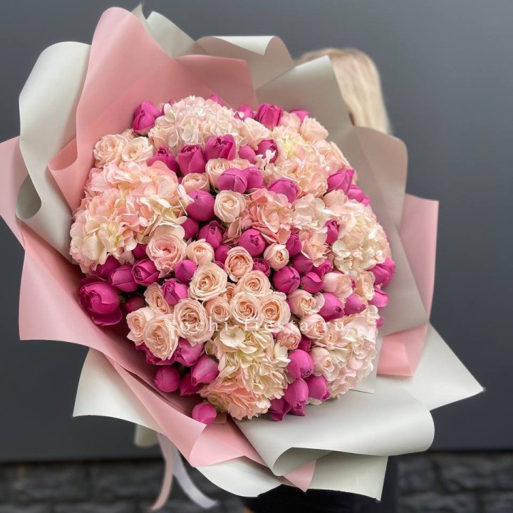 Букет кустовые розы и гортензия в Кургане