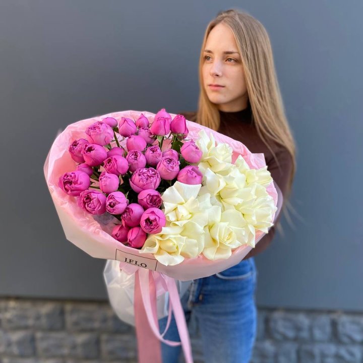 Дуо белых и кустовых роз в Кургане