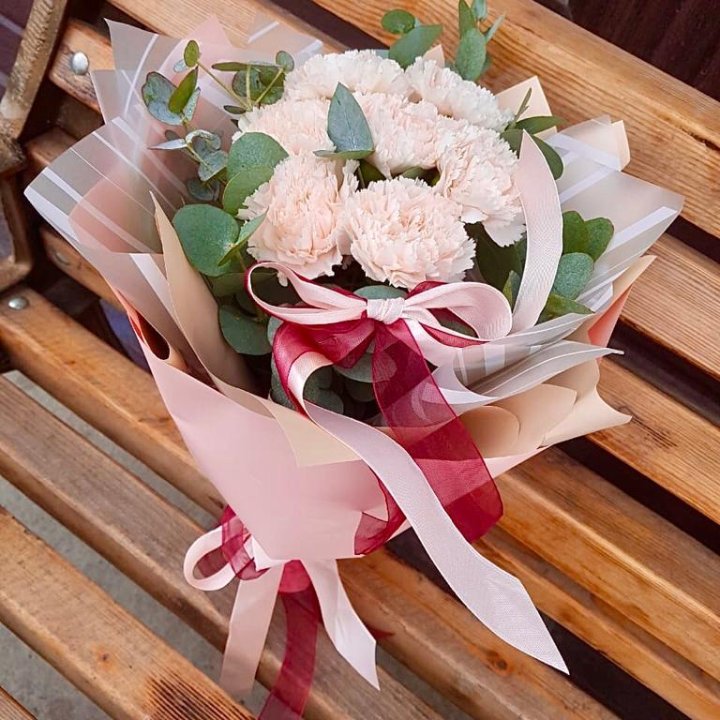 Диантусы с эвкалиптом в Кургане