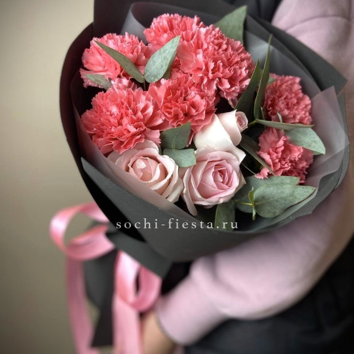 Букет из роз и диантусов "Пенелопа" в Кургане