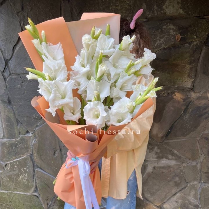 Букет белых гладиолусов  в Кургане