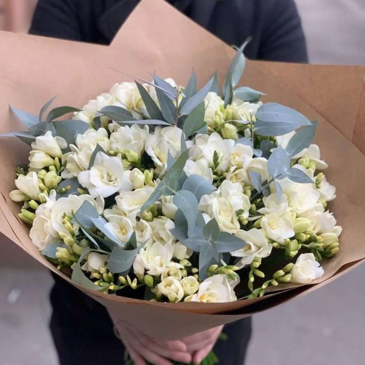 51 фрезия с эвкалиптом в Кургане