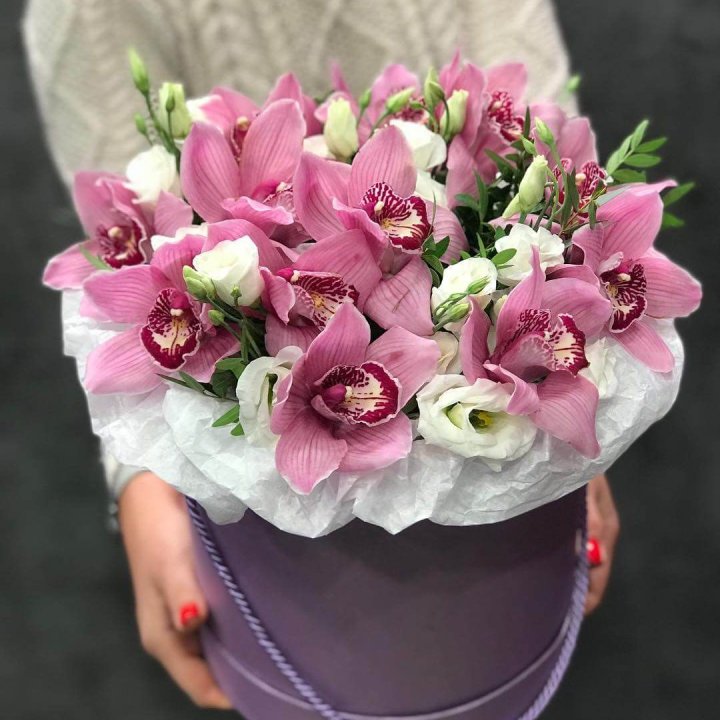 Орхидея и эустома в шляпной коробке в Кургане