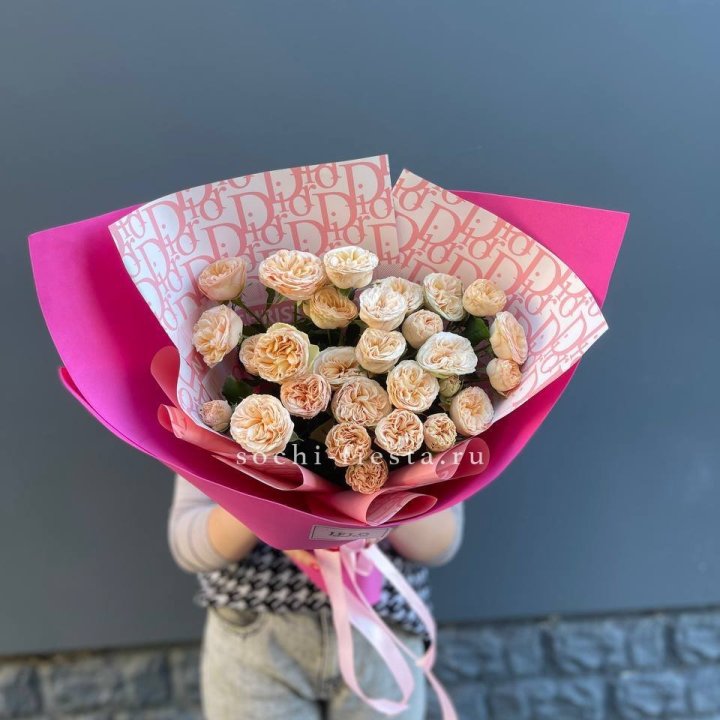 9 пионовидных роз в Кургане