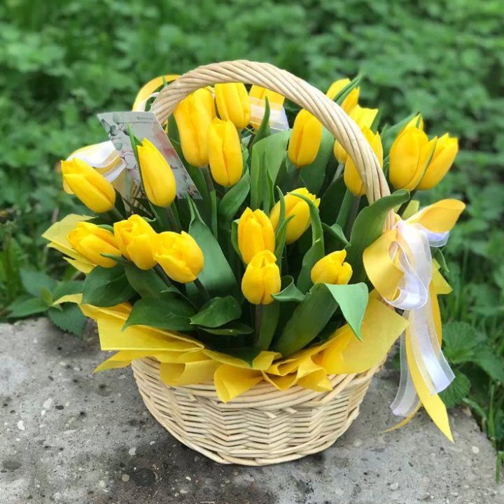 25 желтых тюльпанов в корзине в Кургане