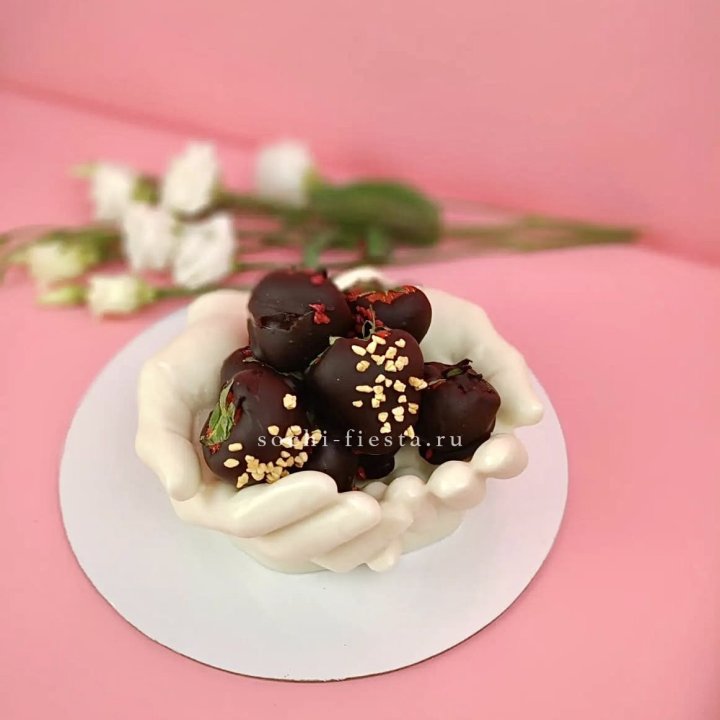 Клубника в шоколаде на шоколадных ладонях  в Кургане