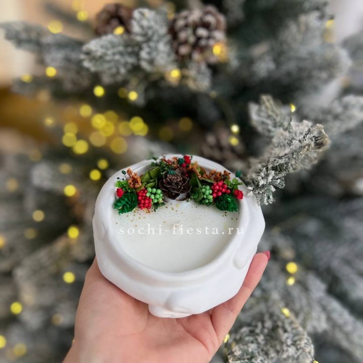 Свеча ароматическая в гипсе Руки с шишкой в Кургане