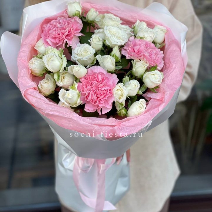 Букет розы с диантусами "Блэш" в Кургане