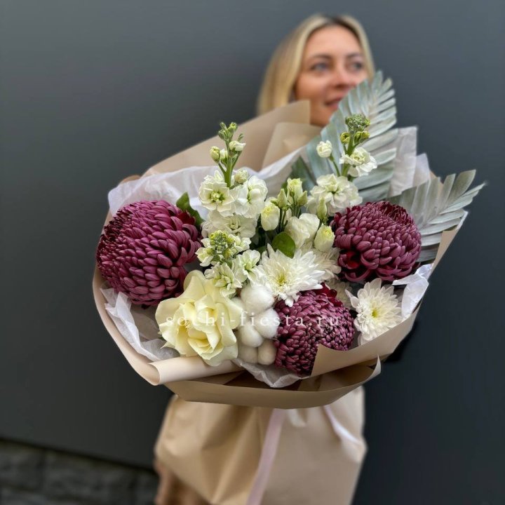 Хризантемы с маттиолой розами эустомой Чика в Кургане