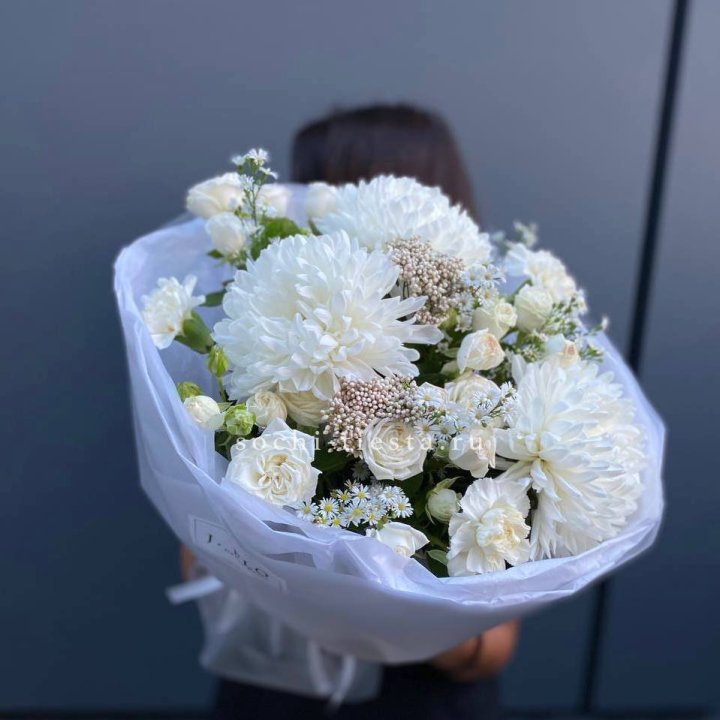 Букет хризантем и роз вайт шотс в Кургане