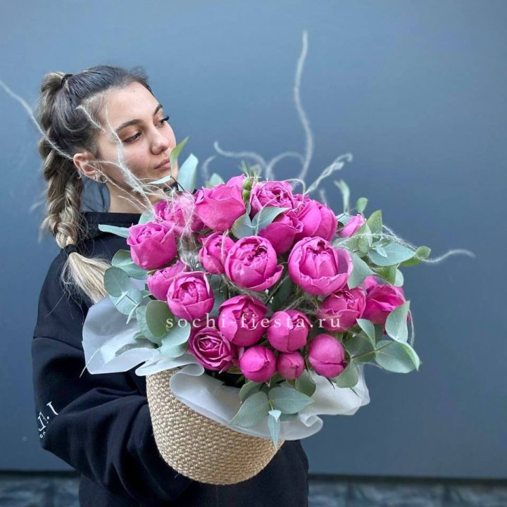 Пионовидные розы  в джутовом кашпо  в Кургане