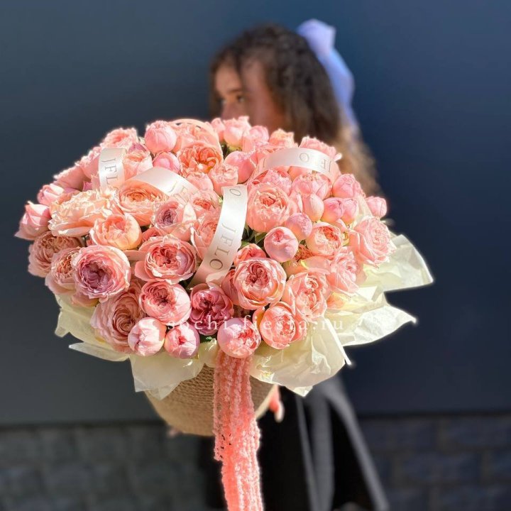 Кустовые розы Джульетта в джутовом кашпо в Кургане