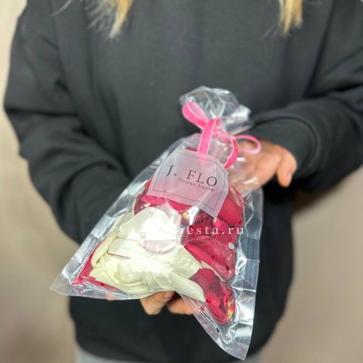 Лепестки роз в Кургане