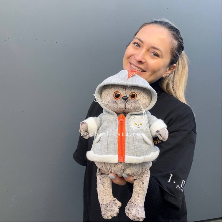 Кот Басик в толстовке в Кургане