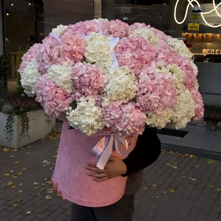 Дизайнерский цилиндр с гортензиями  в Кургане