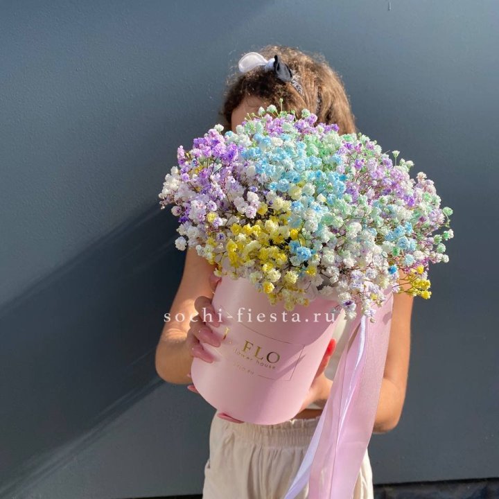 Радужные гипсофилы в шляпной коробке в Кургане