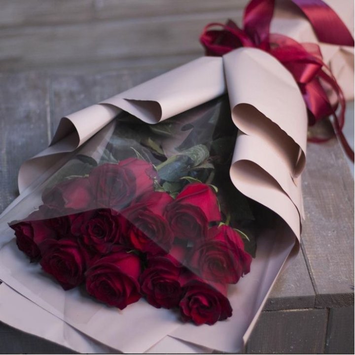 11 голландских роз в оформлении в Кургане
