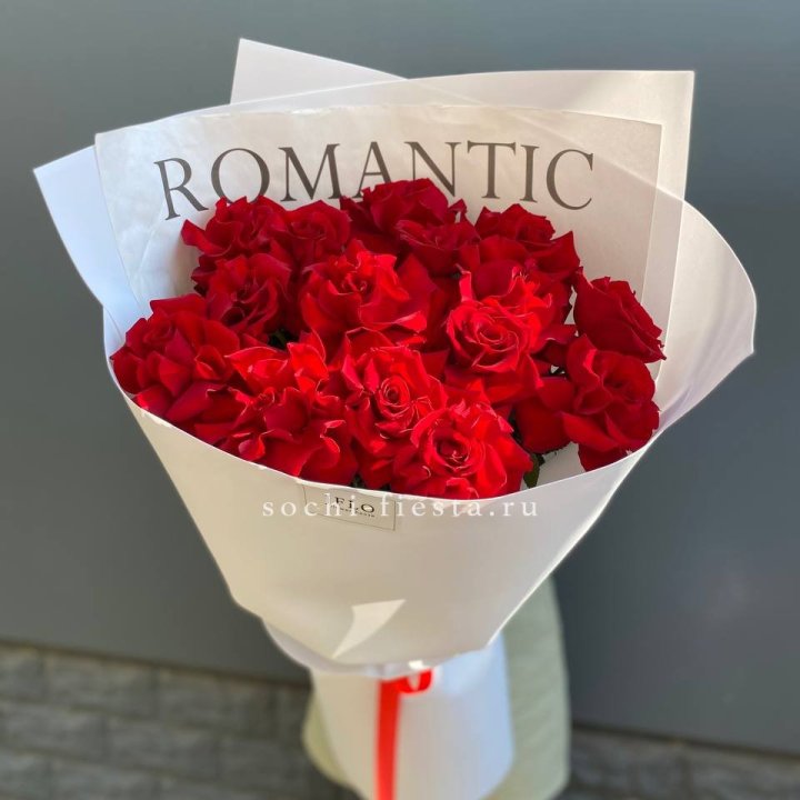 19 высоких роз в оформлении в Кургане