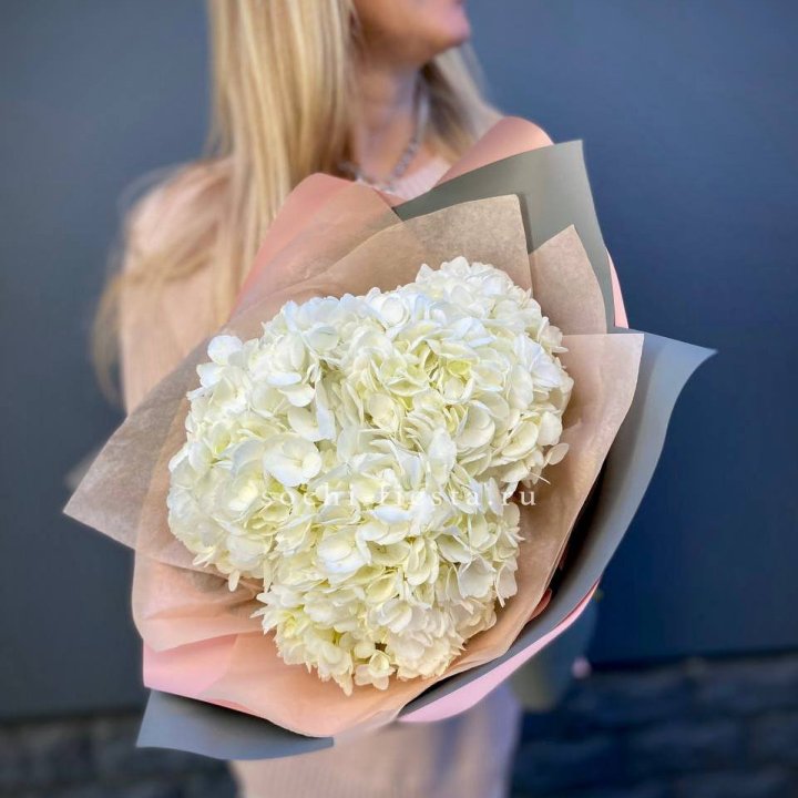 Букет из трёх белых гортензий в Кургане