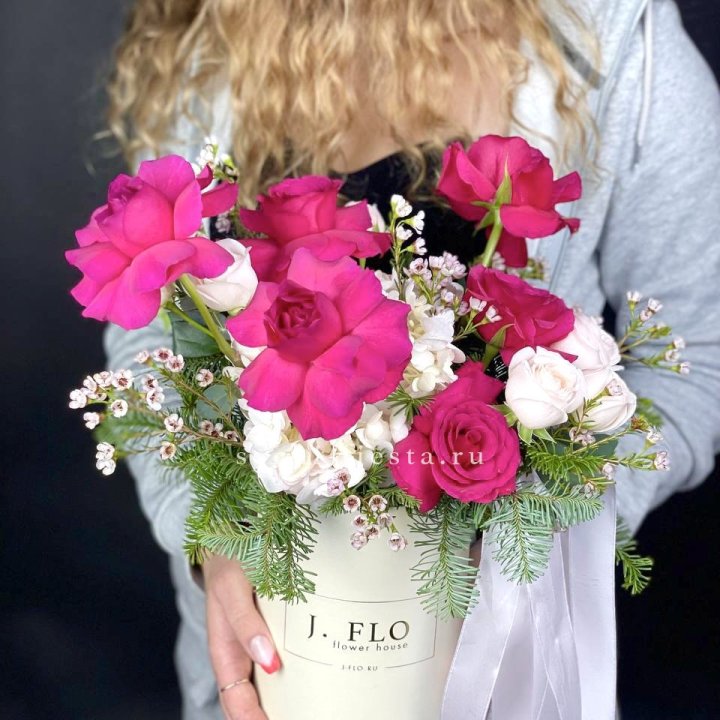 Новогодняя композиция в коробке пинк розе в Кургане