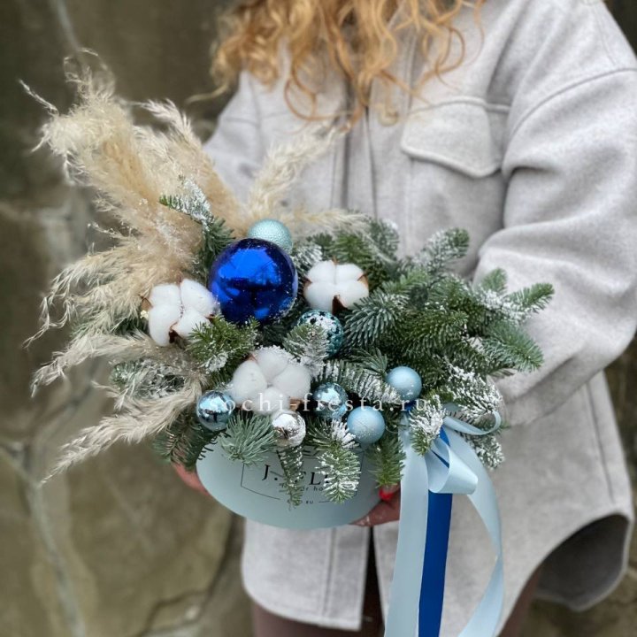 Новогодняя композиция в коробке блю в Кургане