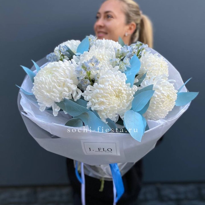 Букет хризантем Бигуди и дельфиниума  в Кургане